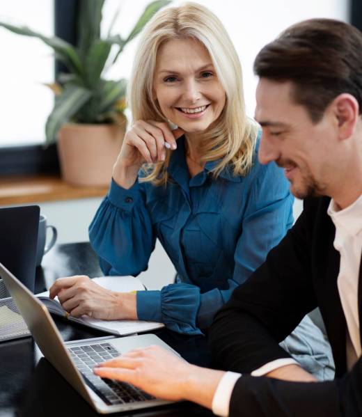 cerrar-gente-sonriente-trabajo_23-2149300626